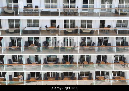 Kusadasi, Türkei - Mai 2022: Seitenansicht der Balkone auf dem Kreuzschiff Celebrity Reflection Stockfoto