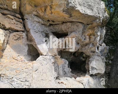 (C) Denis TRASFI/MAXPPP - à Vézac le 08-08-2022 - Les jardins de Marqueyssac - Roche creusée par l'Eau Stockfoto