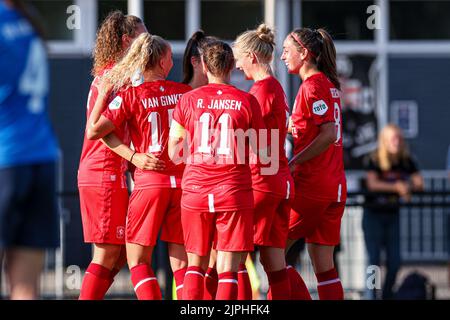 ENSCHEDE, NIEDERLANDE - 18. AUGUST: Renate Jansen vom FC Twente, Danique van Ginkel vom FC Twente, die Spieler des FC Twente feiern das fünfte Tor während des UEFA Women's Champions League Qualifikationsspiels zwischen FC Twente und CSF Anennii am 18. August 2022 im Sportpark Het Diekman in Enschede, Niederlande (Foto von Marcel ter Bals/Orange Picles) Stockfoto