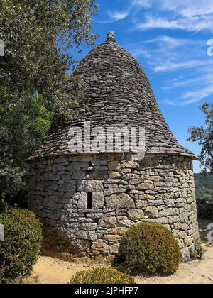 (C) Denis TRASFI/MAXPPP - à Vézac le 08-08-2022 - Les jardins de Marqueyssac - Abri en pierre Stockfoto