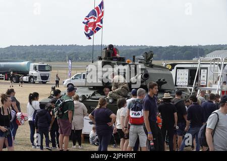 Farnborough, Hants, Großbritannien. 18. August 2022. Die britische Armee ließ Familien und Kinder auf der British Motor Show 2022, die auf dem Gelände der berühmten Farnborough Airshow stattfand, ihre Hardware erkunden.Quelle: Motofoto/Alamy Live News Stockfoto