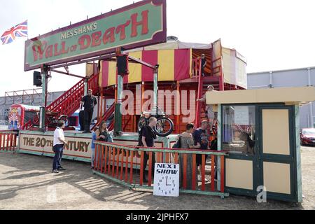 Farnborough, Hants, Großbritannien. 18. August 2022. Messhams berühmte „Wall of Death“ auf der British Motor Show 2022, die auf dem Gelände der berühmten Farnborough Airshow stattfand.Quelle: Motofoto/Alamy Live News Stockfoto