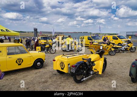 Farnborough, Hants, Großbritannien. 18. August 2022. Die AA zeigt auf der British Motor Show 2022, die auf dem Gelände der berühmten Farnborough Airshow stattfindet, alte und neue Einsatzfahrzeuge der itÕs. Quelle: Motofoto/Alamy Live News Stockfoto