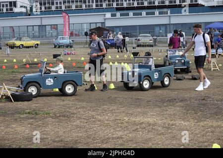 Farnborough, Hants, Großbritannien. 18. August 2022. Kleine Kinder bekommen einen Vorgeschmack auf das Fahren eines Kleinwagens mit dem miniDrivers Club auf der British Motor Show 2022, die auf dem Gelände der berühmten Farnborough Airshow stattfindet.Quelle: Motofoto/Alamy Live News Stockfoto