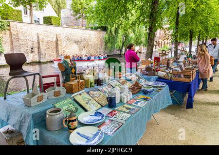 Der Flohmarkt am Samstagmorgen entlang des Dijver am Kanal in Brügge, Belgien Stockfoto