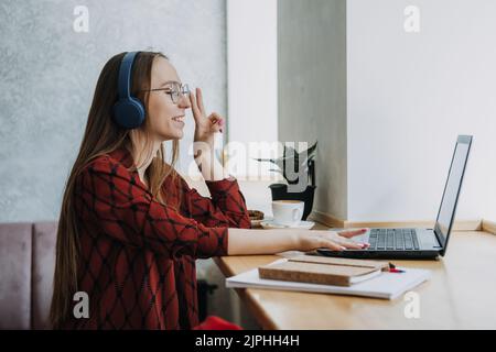Freiberufler für Anfänger, als Freiberufler tätig, flexible Arbeitszeiten. Junge offene Frau freiberuflich tätig Stockfoto