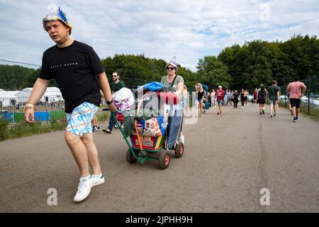 2022-08-18 17:12:25 BIDDINGHUIZEN - Festivalgäste machen sich am ersten Tag des dreitägigen Musikfestivals Einen Campingflug zum Lowlands Paradise auf den Weg zum Festivalgelände. ANP PAUL BERGEN niederlande Out - belgien Out Stockfoto