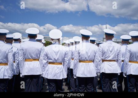 Soldaten in weißer Uniform auf dem Platz Stockfoto