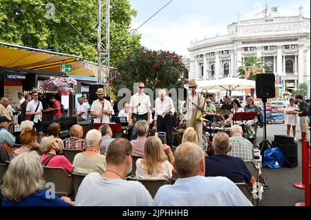 Wien, Österreich. Eine Dixieland-Band spielt beim Filmfestival 2022 in Wien am Rathausplatz Stockfoto