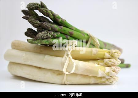 Grüner Spargel, weißer Spargel Stockfoto