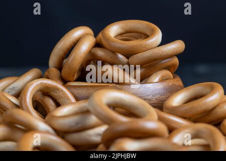 Eine große Menge an traditionellen Snacks rund Cracknel, traditionelle russische gekochte Brot Produkt mit geringer Luftfeuchtigkeit -rund Cracknel Stockfoto