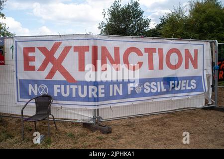 CHERTSEY, Surrey, Großbritannien. 18.. August 2022. Scott Breen, ein erfahrener Klimaaktivist, der als Digger bekannt ist, grub in Chertsey seit 18 Tagen einen Tunnel an Land, wo Esso (ExxonMobil) eine neue Flugzeugbrennstoffleitung nach London Heathrow baut. Folglich wurden alle Arbeiten am Standort eingestellt, und Esso hat eine vorläufige Verfügung über das Gebiet, in dem der Tunnel liegt, erhalten, was bedeutet, dass eine Räumung bevorsteht. Quelle: Maureen McLean/Alamy Live News Stockfoto