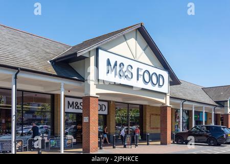 Eintritt zur M&S Food Hall, Two Fluers Shopping Centre, Staines-upon-Thames, Surrey, England, Großbritannien Stockfoto
