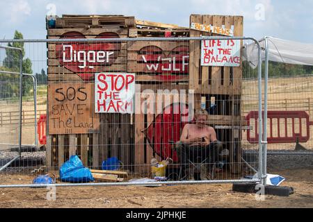 CHERTSEY, Surrey, Großbritannien. 18.. August 2022. Scott Breen, ein erfahrener Klimaaktivist, der als Digger bekannt ist, grub in Chertsey seit 18 Tagen einen Tunnel an Land, wo Esso (ExxonMobil) eine neue Flugzeugbrennstoffleitung nach London Heathrow baut. Folglich wurden alle Arbeiten am Standort eingestellt, und Esso hat eine vorläufige Verfügung über das Gebiet, in dem der Tunnel liegt, erhalten, was bedeutet, dass eine Räumung bevorsteht. Quelle: Maureen McLean/Alamy Live News Stockfoto