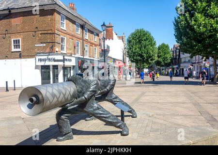 Die Skulptur „Lino“ auf der Staines High Street, Staines-upon-Thames, Surrey, England, Großbritannien Stockfoto