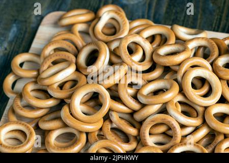 Eine große Menge an traditionellen Snacks rund Cracknel, traditionelle russische gekochte Brot Produkt mit geringer Luftfeuchtigkeit -rund Cracknel Stockfoto