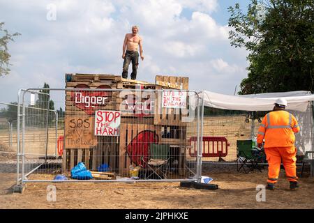 CHERTSEY, Surrey, Großbritannien. 18.. August 2022. Scott Breen, ein erfahrener Klimaaktivist, der als Digger bekannt ist, grub in Chertsey seit 18 Tagen einen Tunnel an Land, wo Esso (ExxonMobil) eine neue Flugzeugbrennstoffleitung nach London Heathrow baut. Folglich wurden alle Arbeiten am Standort eingestellt, und Esso hat eine vorläufige Verfügung über das Gebiet, in dem der Tunnel liegt, erhalten, was bedeutet, dass eine Räumung bevorsteht. Quelle: Maureen McLean/Alamy Live News Stockfoto