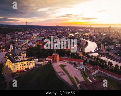 Luftaufnahme von oben nach unten malerische litauische Hauptstadt Gediminas Burgturm mit Stadt szenischen Panorama. Ostsee Reiseziel in Europa Stockfoto