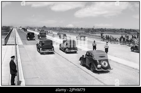 AUTOBAHN NAZI NEUER PROZESS Reichsautobahnen Autobahn HITLER-MILITÄREINRICHTUNG Vintage-Foto von eingeladenen Autos, um die neue deutsche Autobahn Route Reichsbahn Autobahn Autobahn in den 1930er Jahren zu testen, überwacht von Nazi-Truppen in Hakenkreuzarmbändern. Erbaut von Nazi-Deutschland für Truppenmobilisierung und politische Propaganda Deutschland der 1930er Jahre Nazi-GermanyDer erste Abschnitt der Autobahn in Deutschland wurde im August 1932 zwischen Köln und Bonn eröffnet. Im Herbst 1934 waren rund 1.500 Kilometer Autobahnstrecke im Bau. Ab 1935 war der Reichsarbeitsdienst (Rad) für junge Männer obligatorisch. Stockfoto