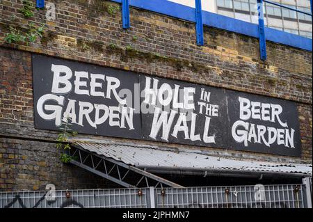 LONDON - 20. Mai 2022: Beer Garden Schild an der alten Ziegelmauer Stockfoto