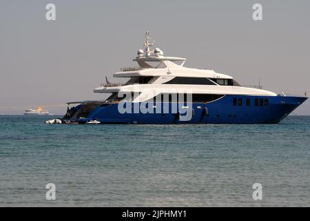 IOS, Griechenland - 7. Juni 2021 : Nahaufnahme einer schönen Yacht am Manganari Strand von iOS Greece Stockfoto