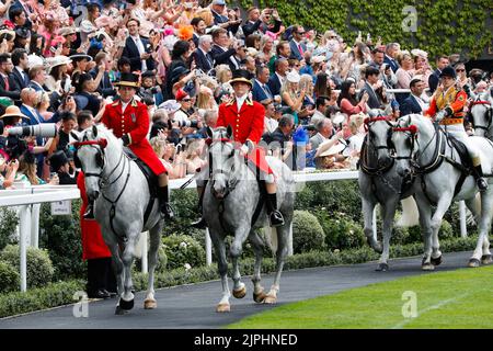 Ascot, Großbritannien. 18.. Juni 2022. Royal Ascot 2022The beste und kühnste Blicke auf Royal Ascot 2022, Hüte, Kleider und allgemeine Atmosphäre Kredit: Unabhängige Fotoagentur/Alamy Live News Stockfoto