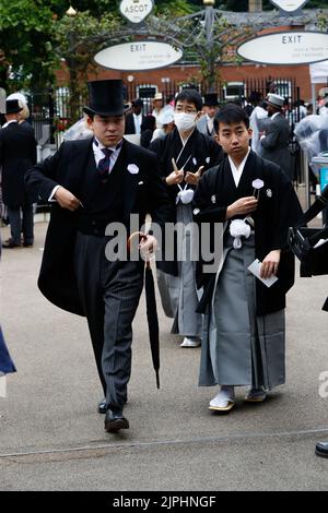 Ascot, Großbritannien. 18.. Juni 2022. Royal Ascot 2022The beste und kühnste Blicke auf Royal Ascot 2022, Hüte, Kleider und allgemeine Atmosphäre Kredit: Unabhängige Fotoagentur/Alamy Live News Stockfoto