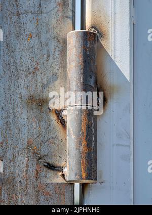 Metallscharnier am Tor. Stockfoto