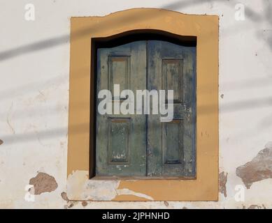 Fenster der Kirche unserer Lieben Frau von Remedios, befindet sich im Dorf der Heilmittel in Fernando de Noronha Stockfoto