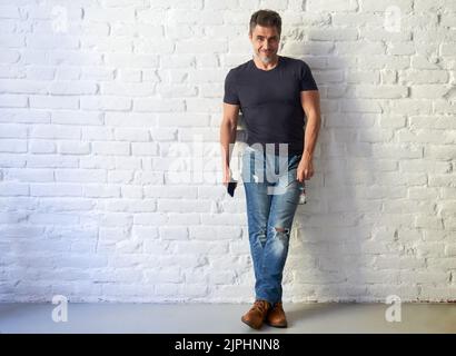 Mann, lächelnd, lässig, muskulös, Kerl, Männer, lächeln, lässig, muskulös Stockfoto