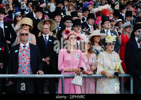 Ascot, Großbritannien. 18.. Juni 2022. Royal Ascot 2022The beste und kühnste Blicke auf Royal Ascot 2022, Hüte, Kleider und allgemeine Atmosphäre Kredit: Unabhängige Fotoagentur/Alamy Live News Stockfoto