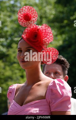 Ascot, Großbritannien. 18.. Juni 2022. Royal Ascot 2022The beste und kühnste Blicke auf Royal Ascot 2022, Hüte, Kleider und allgemeine Atmosphäre Kredit: Unabhängige Fotoagentur/Alamy Live News Stockfoto