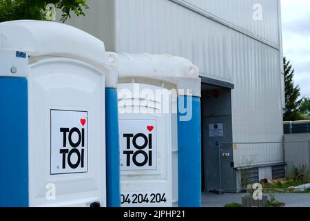 Lublin, Polen. 11. August 2022. Zwei blaue tragbare chemische Toiletten im Besitz der Firma „ToiToi“ in Polen Stockfoto