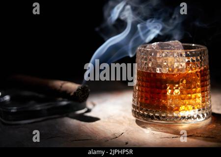 Zigarre, Whiskey, Whisky auf den Felsen, Zigarren, Alkohol, Whiskeys Stockfoto