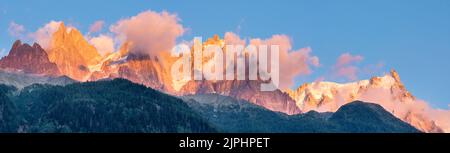 Das Panorama von Les Aiguilles erhebt sich im Abendlicht - Grands Charmoz, Aiguille du Grepon, Aiguille de Blaitiere, Aiguille du Plan und Aiguille du M Stockfoto