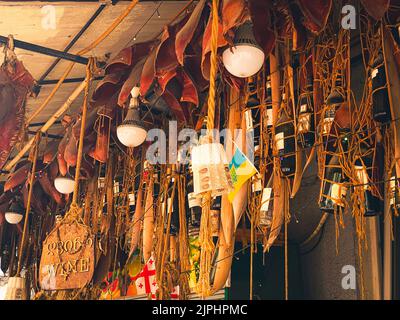 Batumi, Georgia - 8.. august 2022: Schöne Dekoration für Weinliebhaber im Laden auf dem Straßenmarkt Stockfoto