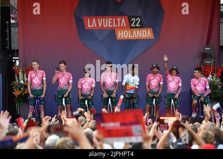 Utrecht, Niederlande. 18. August 2022. EF Education-EasyPost-Fahrer bei der Präsentation des Teams vor der Ausgabe 2022 der „Vuelta a Espana“, Tour of Spain Radrennen in Utrecht, Niederlande, Donnerstag, 18. August 2022. Morgen startet die Vuelta in Utrecht. BELGA FOTO LUC CLAESSEN Kredit: Belga Nachrichtenagentur/Alamy Live News Stockfoto