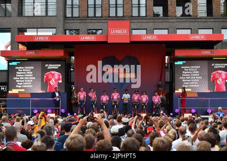 Utrecht, Niederlande. 18. August 2022. EF Education-EasyPost-Fahrer bei der Präsentation des Teams vor der Ausgabe 2022 der „Vuelta a Espana“, Tour of Spain Radrennen in Utrecht, Niederlande, Donnerstag, 18. August 2022. Morgen startet die Vuelta in Utrecht. BELGA FOTO LUC CLAESSEN Kredit: Belga Nachrichtenagentur/Alamy Live News Stockfoto