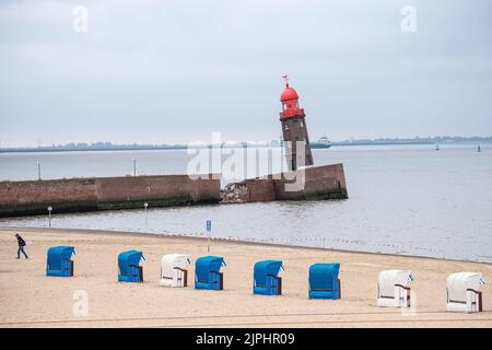 Bremerhaven, Deutschland. 18. August 2022. Der schiefe Mole Tower. Teile der Nordpier in Bremerhaven sind in der Nacht auf Donnerstag eingestürzt. Der Eingang zur Geeste ist geschlossen. Auch der Fährdienst der Weserfähre musste vorübergehend eingestellt werden. Quelle: Sina Schuldt/dpa/Alamy Live News Stockfoto