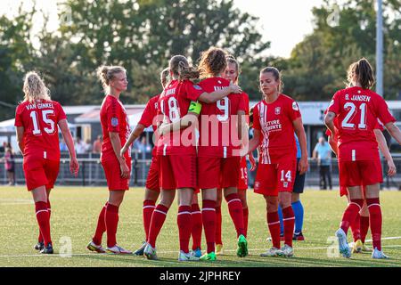 ENSCHEDE, NIEDERLANDE – AUGUST 18: Fenna Kalma vom FC Twente, Spieler des FC Twente feiern ein Tor während des UEFA Women's Champions League Qualifikationsspiels zwischen FC Twente und CSF Anennii am 18. August 2022 im Sportpark Het Diekman in Enschede, Niederlande (Foto: Marcel ter Bals/Orange Picles) Stockfoto