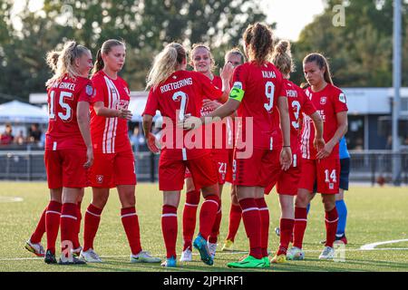 ENSCHEDE, NIEDERLANDE – AUGUST 18: Fenna Kalma vom FC Twente, Spieler des FC Twente feiern ein Tor während des UEFA Women's Champions League Qualifikationsspiels zwischen FC Twente und CSF Anennii am 18. August 2022 im Sportpark Het Diekman in Enschede, Niederlande (Foto: Marcel ter Bals/Orange Picles) Stockfoto