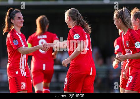 ENSCHEDE, NIEDERLANDE – AUGUST 18: Sophie te Brake des FC Twente, Spieler des FC Twente feiern ein Tor während des UEFA Women's Champions League Qualifikationsspiels zwischen dem FC Twente und CSF Anennii am 18. August 2022 im Sportpark Het Diekman in Enschede, Niederlande (Foto: Marcel ter Bals/Orange Picles) Stockfoto