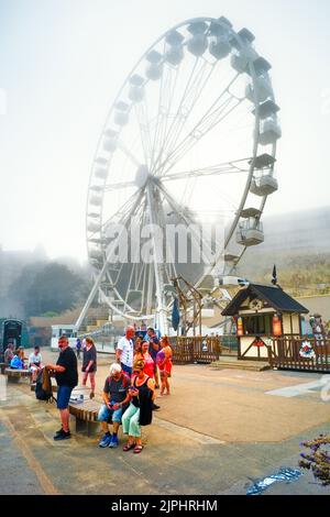 Das große Rad an der Küste von Scarborough an einem nebligen Tag im Sommer Stockfoto