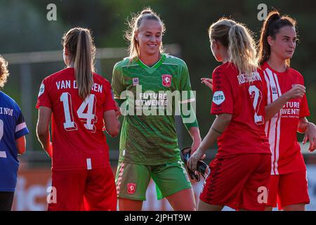 ENSCHEDE, NIEDERLANDE - 18. AUGUST: Torhüterin Daphne van Domselaar des FC Twente, Spieler des FC Twente während des UEFA Women's Champions League Qualifikationsspiels zwischen FC Twente und CSF Anennii am 18. August 2022 im Sportpark Het Diekman in Enschede, Niederlande (Foto: Marcel ter Bals/Orange Picles) Stockfoto