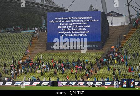 München, Deutschland. 18. August 2022. Europameisterschaften, Leichtathletik, im Olympiastadion. Zuschauer mit Schirmen verlassen die Sitze. Aufgrund einer Sturmwarnung wurden die Wettkämpfe unterbrochen. Quelle: Sven Hoppe/dpa/Alamy Live News Stockfoto