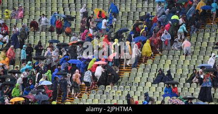 München, Deutschland. 18. August 2022. Europameisterschaften, Leichtathletik, im Olympiastadion. Zuschauer mit Schirmen verlassen die Sitze. Aufgrund einer Sturmwarnung wurden die Wettkämpfe unterbrochen. Quelle: Sven Hoppe/dpa/Alamy Live News Stockfoto