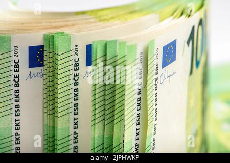 Nahaufnahme eines Stapels von Papierrechnungen, Seitenansicht. Euro-Banknoten übereinander gestapelt. Großer Haufen Geld. Stockfoto