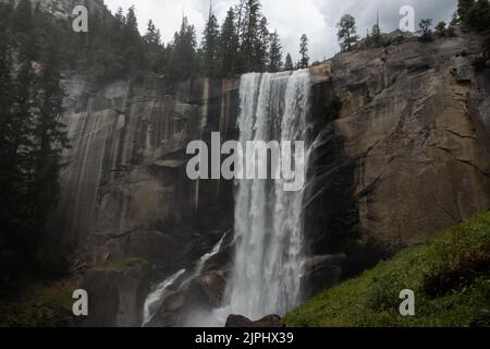 Yosemite, Kalifornien, USA. 9. August 2022. Vernal Falls im Yosemite National Park am 9. August 2022. Der Yosemite National Park wurde 1890 gegründet, als John Muir eine erfolgreiche Bewegung anführte, die den Kongress dazu brachte, das Yosemite Valley und seine Umgebung als Nationalpark zu etablieren, der eine Fläche von 759 620 Hektar umfasst. Yosemite verzeichnet im Durchschnitt vier Millionen Besucher pro Jahr. (Bild: © Bryan Smith/ZUMA Press Wire) Stockfoto