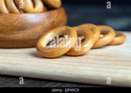 Eine große Menge an traditionellen Snacks rund Cracknel, traditionelle russische gekochte Brot Produkt mit geringer Luftfeuchtigkeit -rund Cracknel Stockfoto