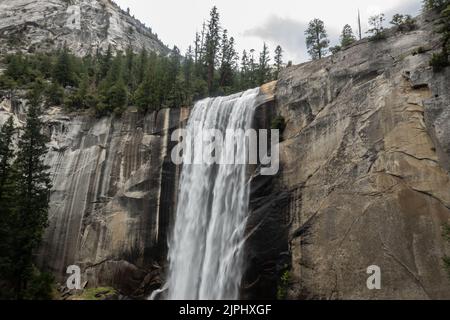 Yosemite, Kalifornien, USA. 9. August 2022. Vernal Falls im Yosemite National Park am 9. August 2022. Der Yosemite National Park wurde 1890 gegründet, als John Muir eine erfolgreiche Bewegung anführte, die den Kongress dazu brachte, das Yosemite Valley und seine Umgebung als Nationalpark zu etablieren, der eine Fläche von 759 620 Hektar umfasst. Yosemite verzeichnet im Durchschnitt vier Millionen Besucher pro Jahr. (Bild: © Bryan Smith/ZUMA Press Wire) Stockfoto